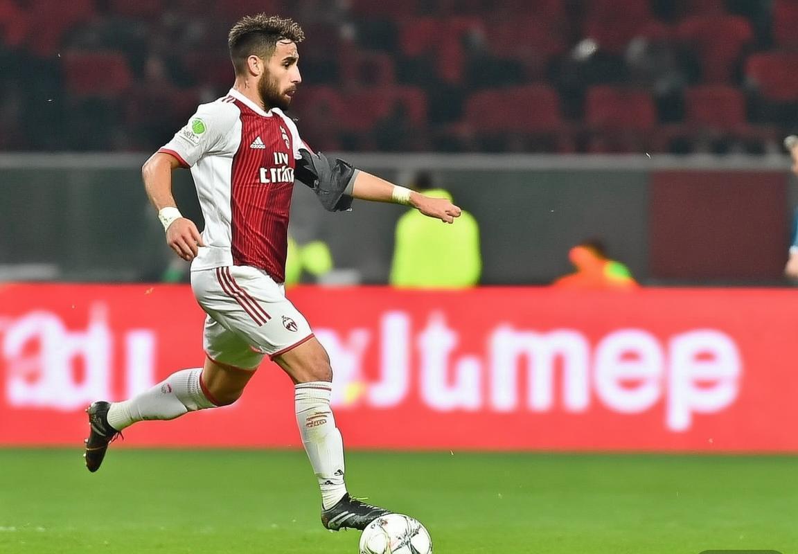 AC米兰瞄准费耶诺德前锋圣地亚哥·希门尼斯，冬季转会窗全力补强锋线